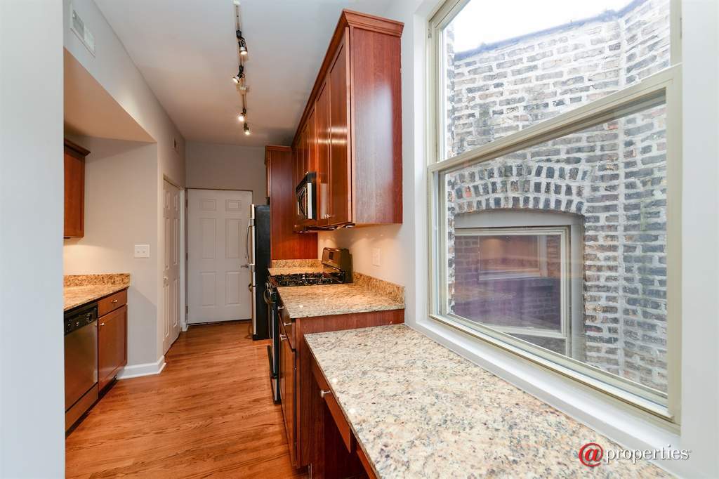 5739 N Ridge Avenue #3W Chicago, Illinois 60660 - Kitchen