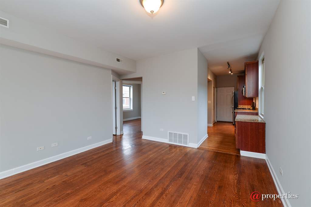5739 N Ridge Avenue #3W Chicago, Illinois 60660 - Kitchen / Living Room