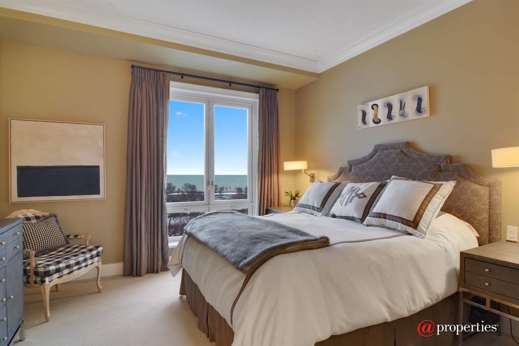2550 N Lakeview Avenue #N1204 Chicago, Illinois 60614 - Master Bedroom