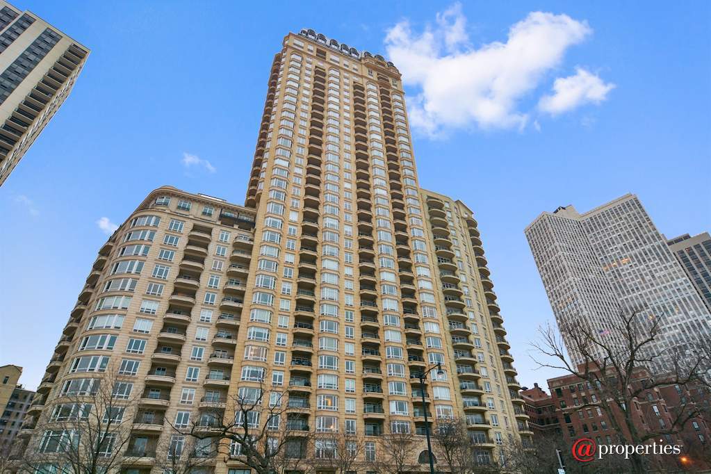 2550 N Lakeview Avenue #N1204 Chicago, Illinois 60614 - Front View