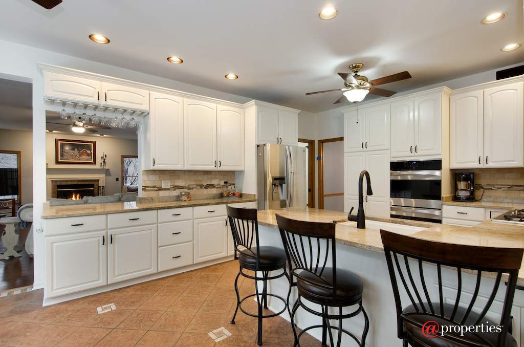 8N664 Edgewood Road Elgin, Illinois 60124 - Kitchen