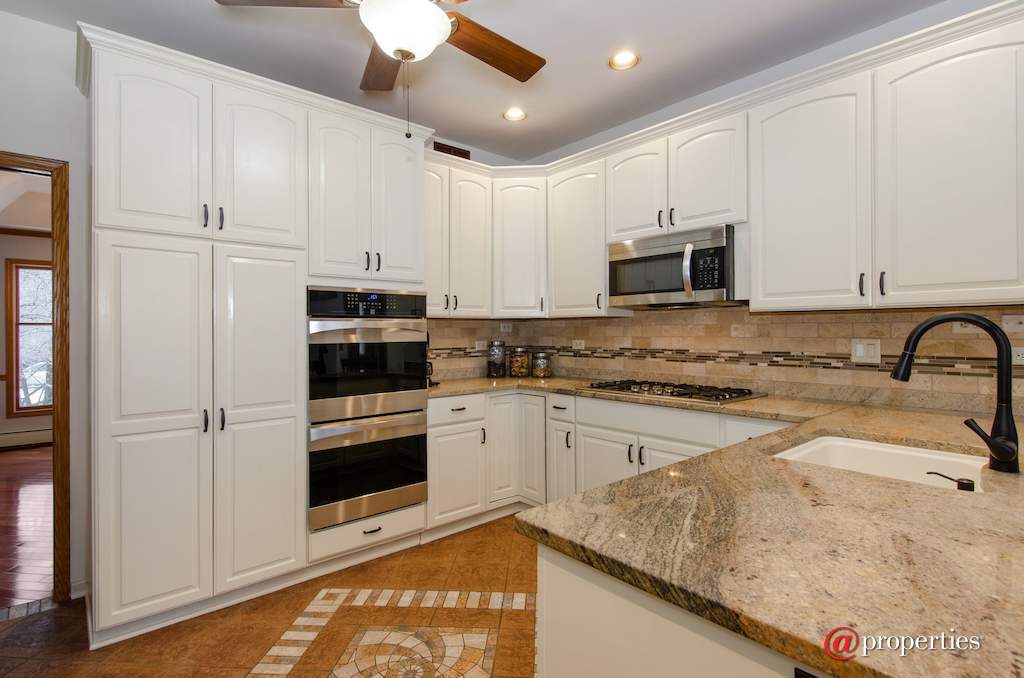 8N664 Edgewood Road Elgin, Illinois 60124 - Kitchen