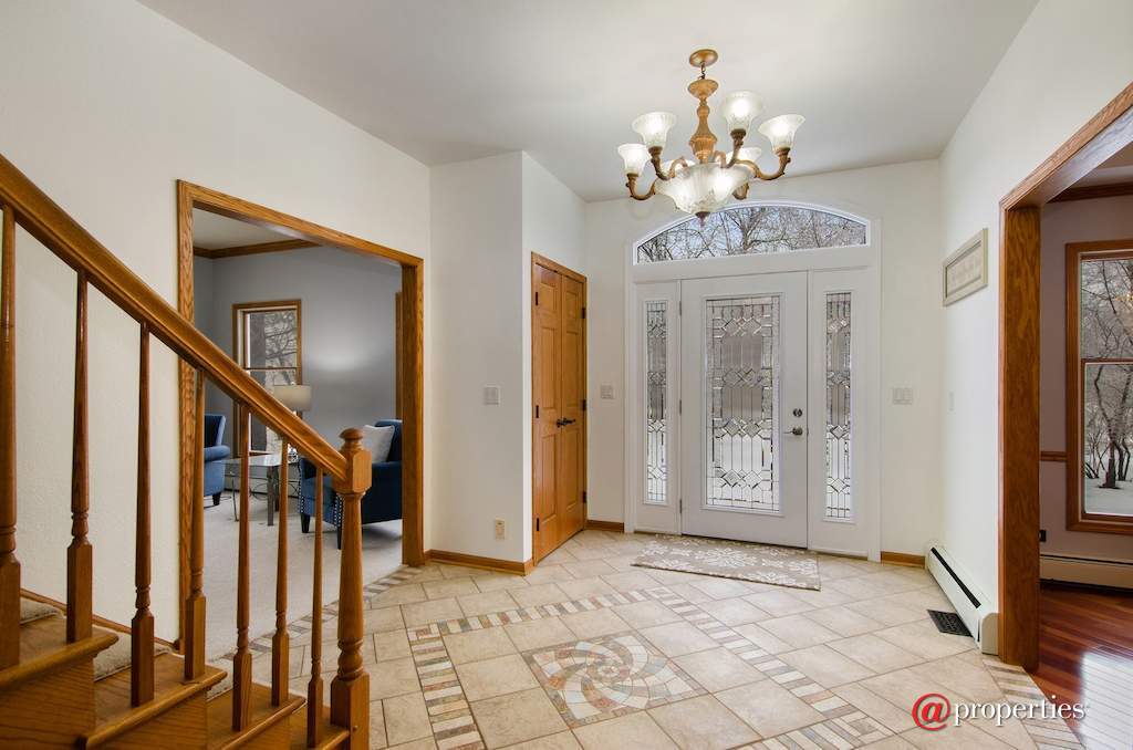 8N664 Edgewood Road Elgin, Illinois 60124 - Foyer