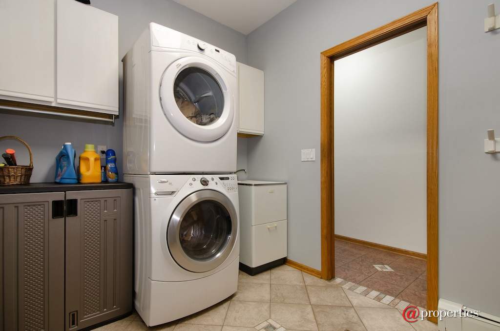 8N664 Edgewood Road Elgin, Illinois 60124 - 1st Floor Laundry/Mudroom/Storage