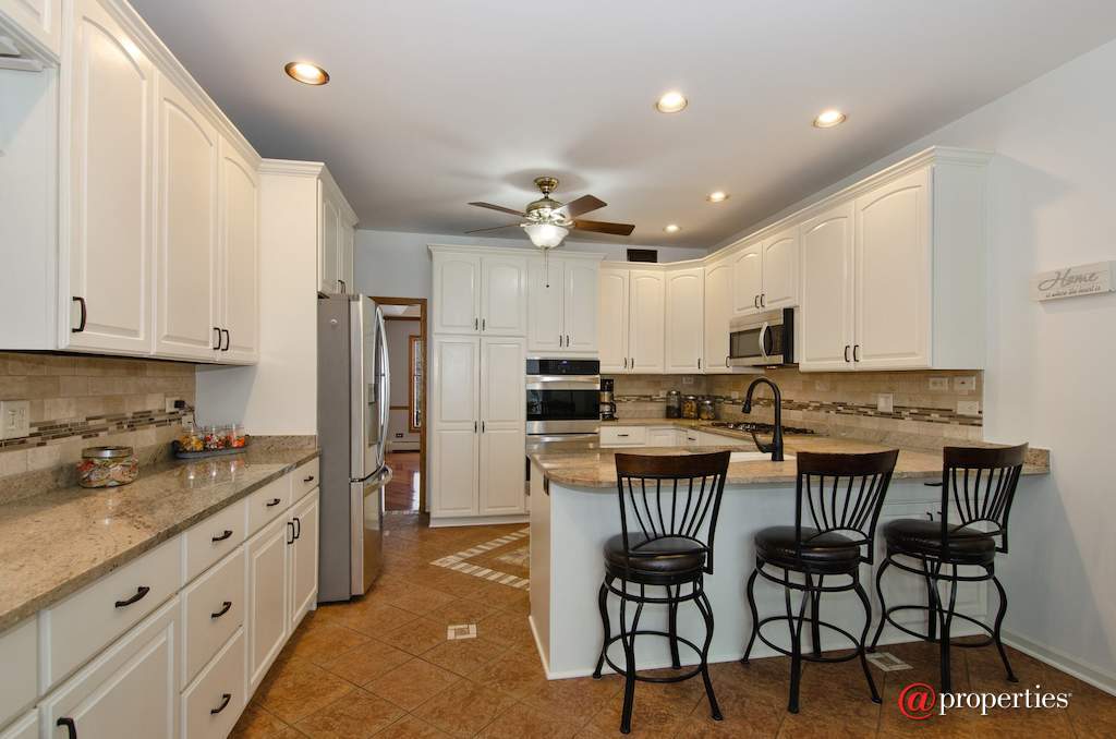 8N664 Edgewood Road Elgin, Illinois 60124 - Kitchen
