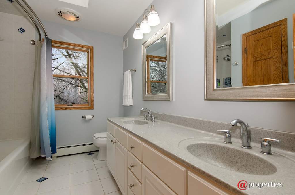 8N664 Edgewood Road Elgin, Illinois 60124 - 2nd Floor Full Bathroom
