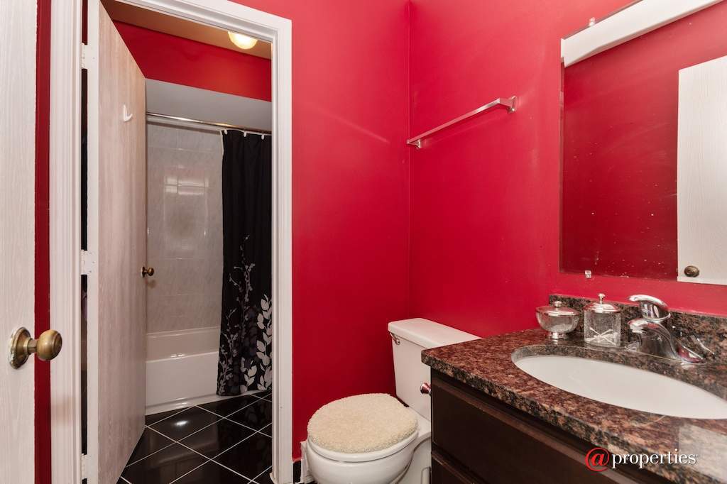 649 N Briar Hill Lane #6 Addison, Illinois 60101 - Master Bathroom