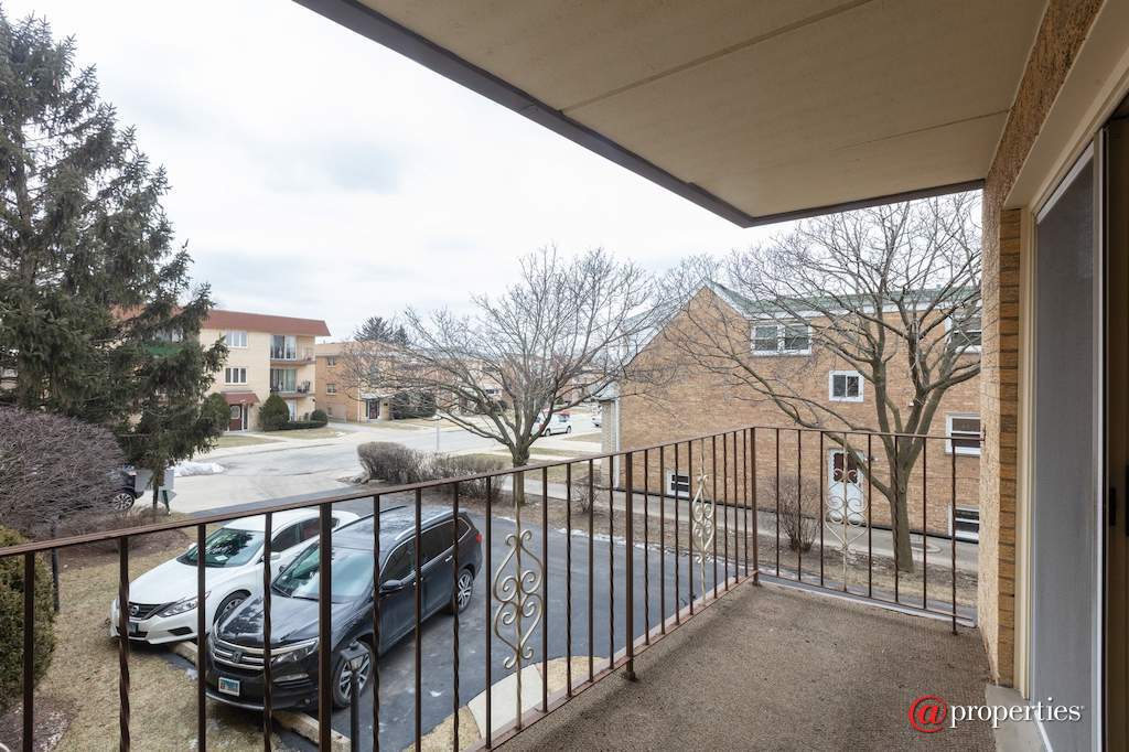 6100 W Leland Avenue #204 Chicago, Illinois 60630 - Balcony