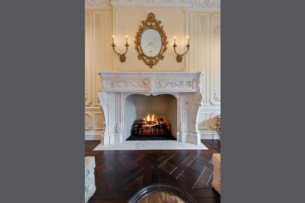 68 Locust Road Winnetka, Illinois 60093 - Living Room