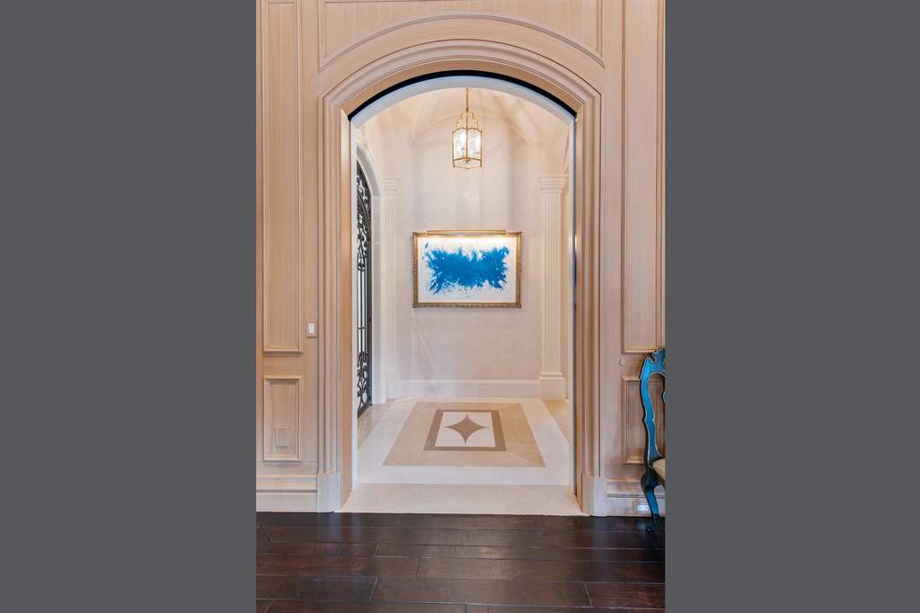 68 Locust Road Winnetka, Illinois 60093 - Curved Entrance in 5th Bed on Main Entrance