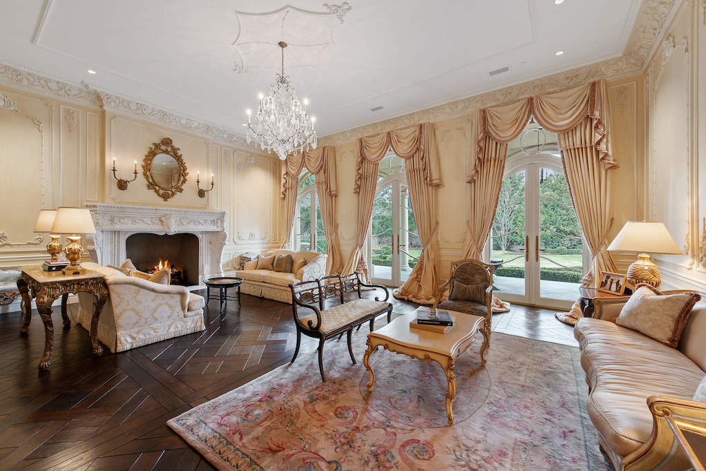 68 Locust Road Winnetka, Illinois 60093 - Living Room