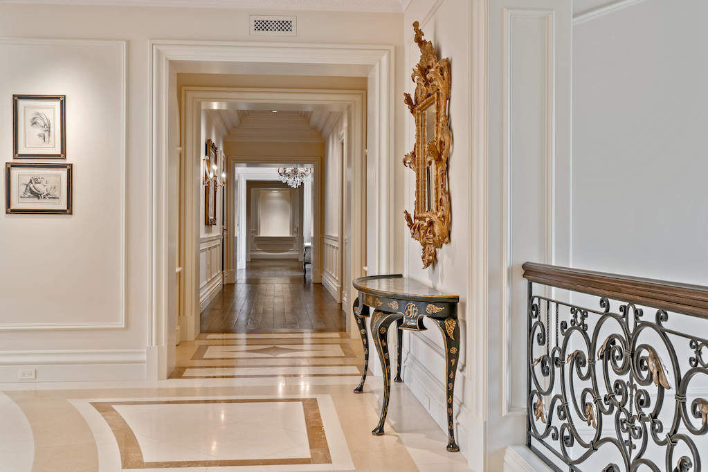 68 Locust Road Winnetka, Illinois 60093 - 2nd Floor Corridor