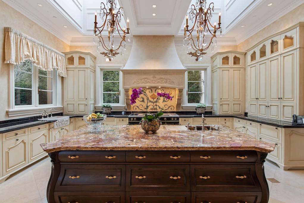 68 Locust Road Winnetka, Illinois 60093 - Kitchen