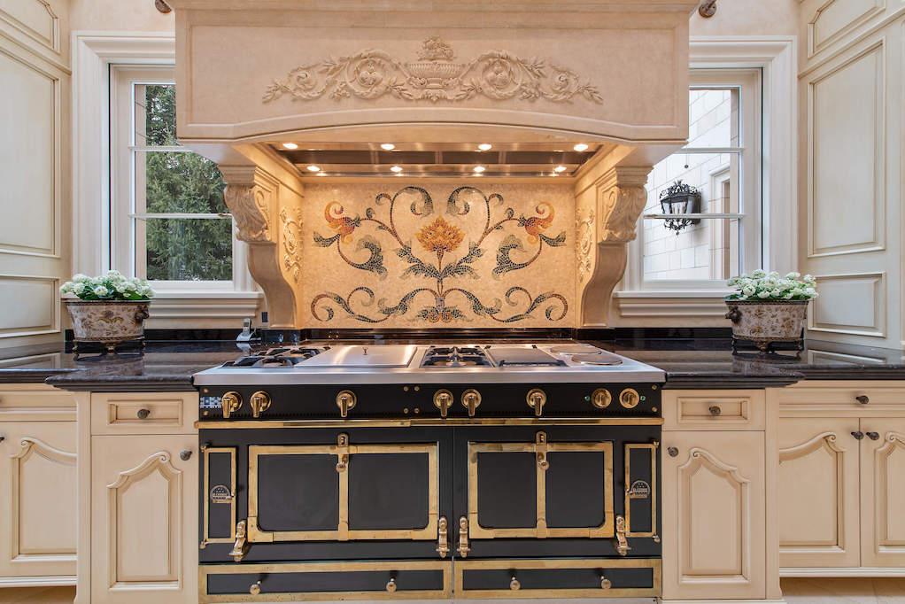 68 Locust Road Winnetka, Illinois 60093 - Kitchen