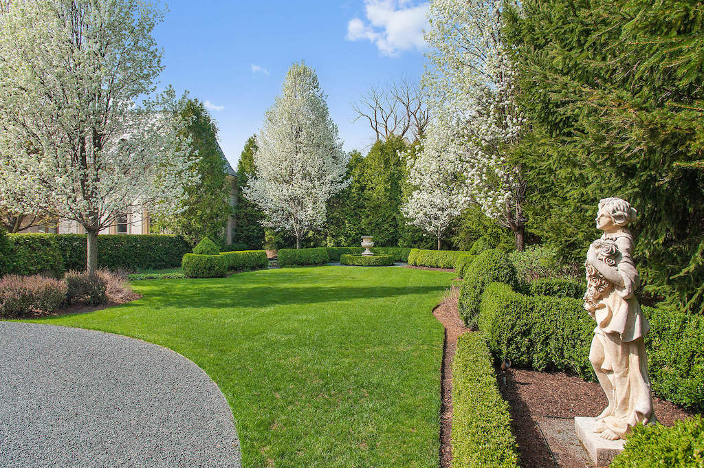 68 Locust Road Winnetka, Illinois 60093 - Front Yard