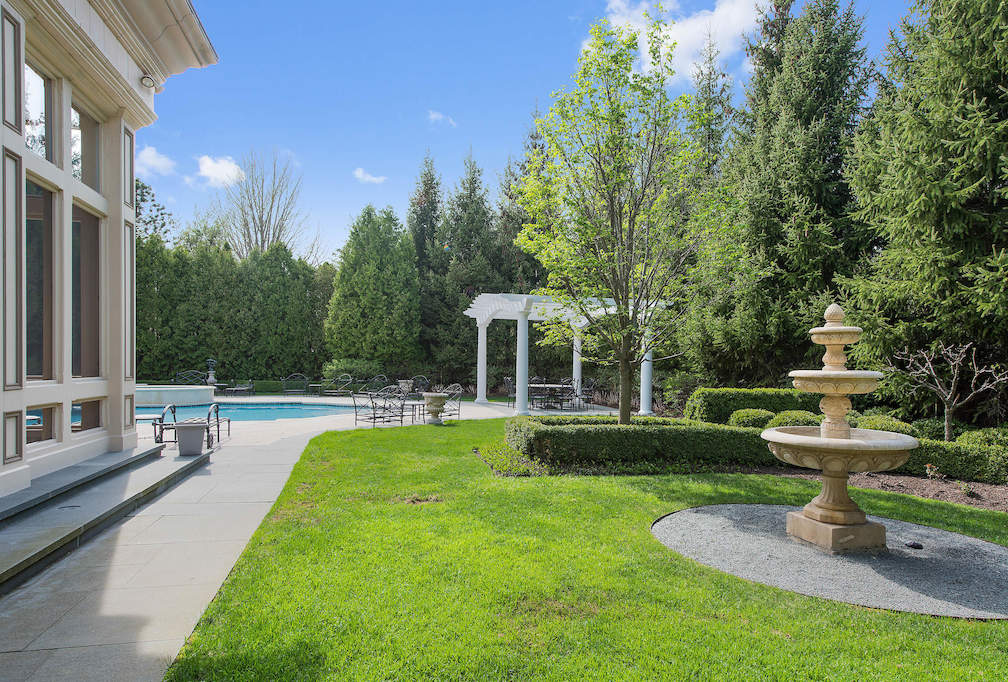 68 Locust Road Winnetka, Illinois 60093 - Side Yard