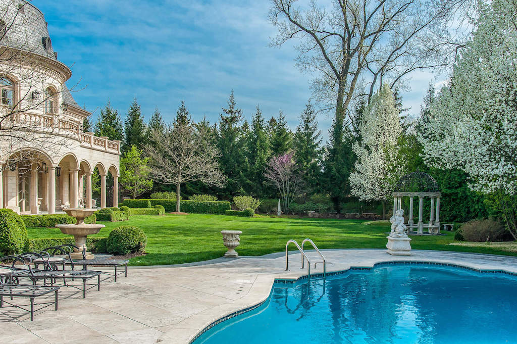 68 Locust Road Winnetka, Illinois 60093 - Pool