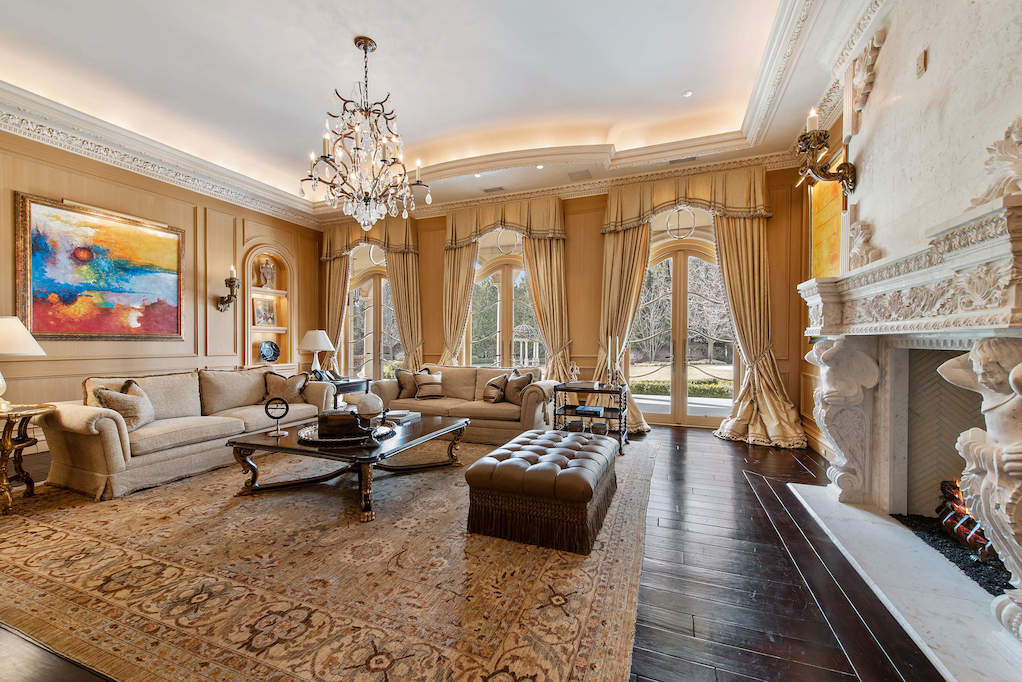 68 Locust Road Winnetka, Illinois 60093 - Family Room