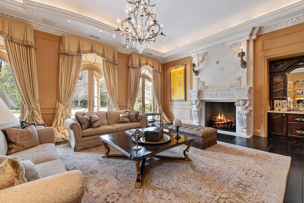 68 Locust Road Winnetka, Illinois 60093 - Family Room