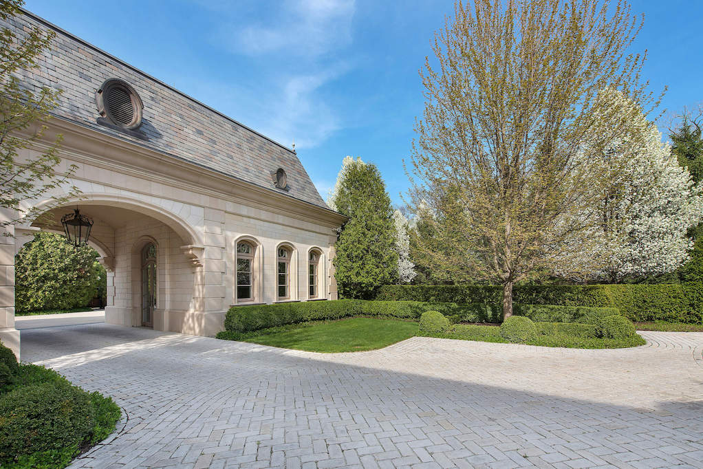 68 Locust Road Winnetka, Illinois 60093 - Driveway