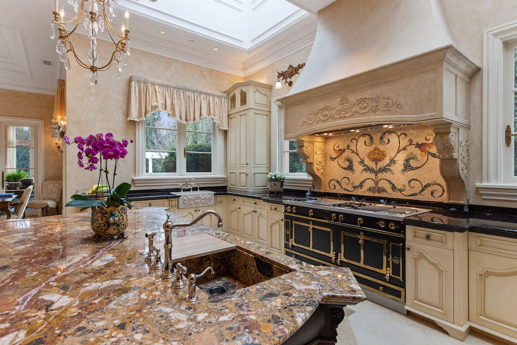 68 Locust Road Winnetka, Illinois 60093 - Kitchen