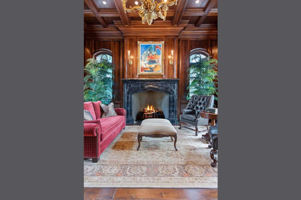 68 Locust Road Winnetka, Illinois 60093 - Library