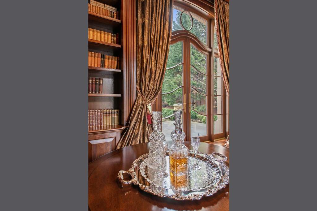 68 Locust Road Winnetka, Illinois 60093 - Library