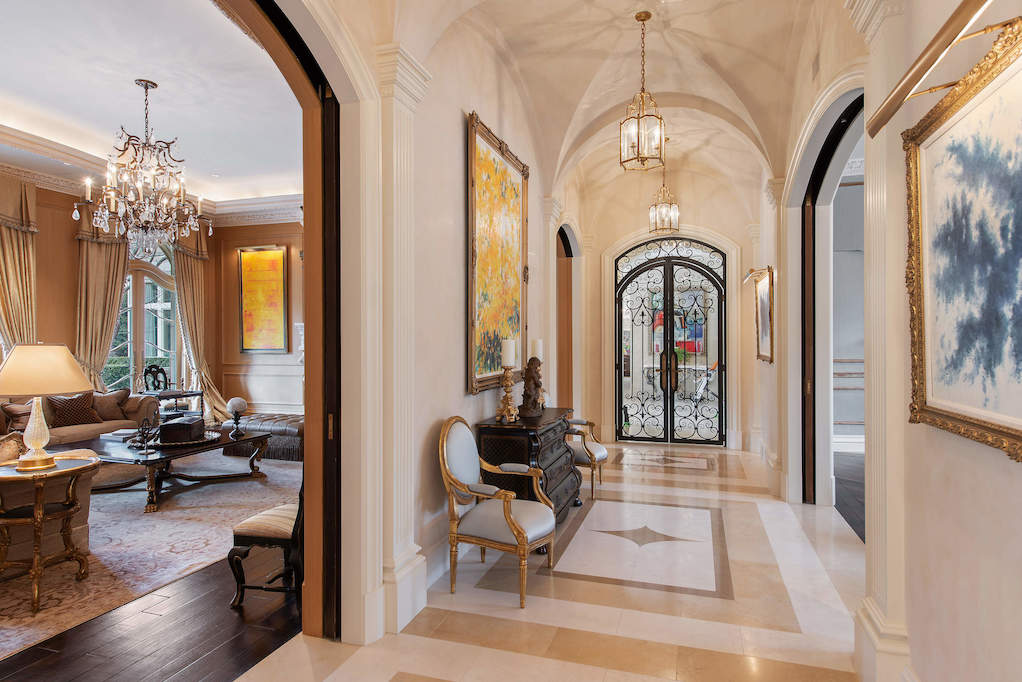 68 Locust Road Winnetka, Illinois 60093 - Hallway