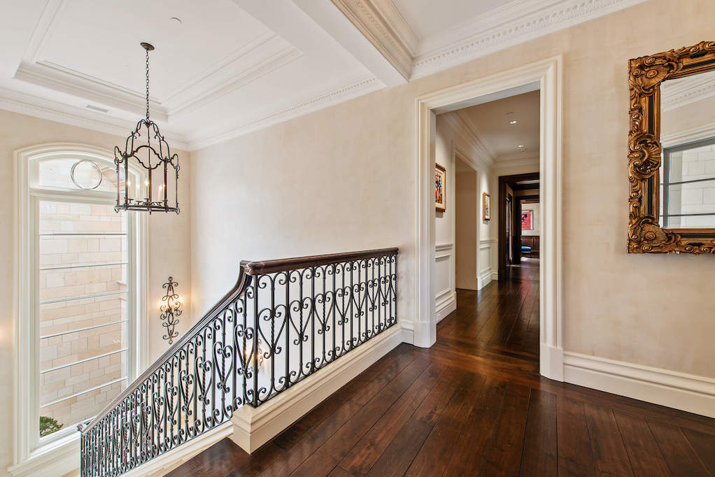 68 Locust Road Winnetka, Illinois 60093 - Hallway