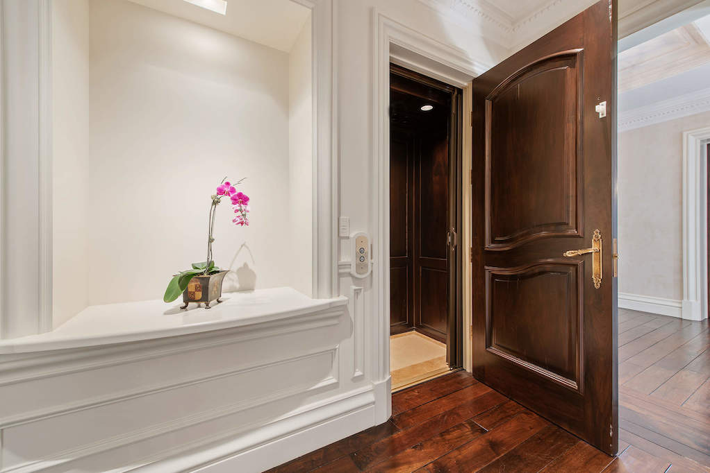 68 Locust Road Winnetka, Illinois 60093 - Elevator