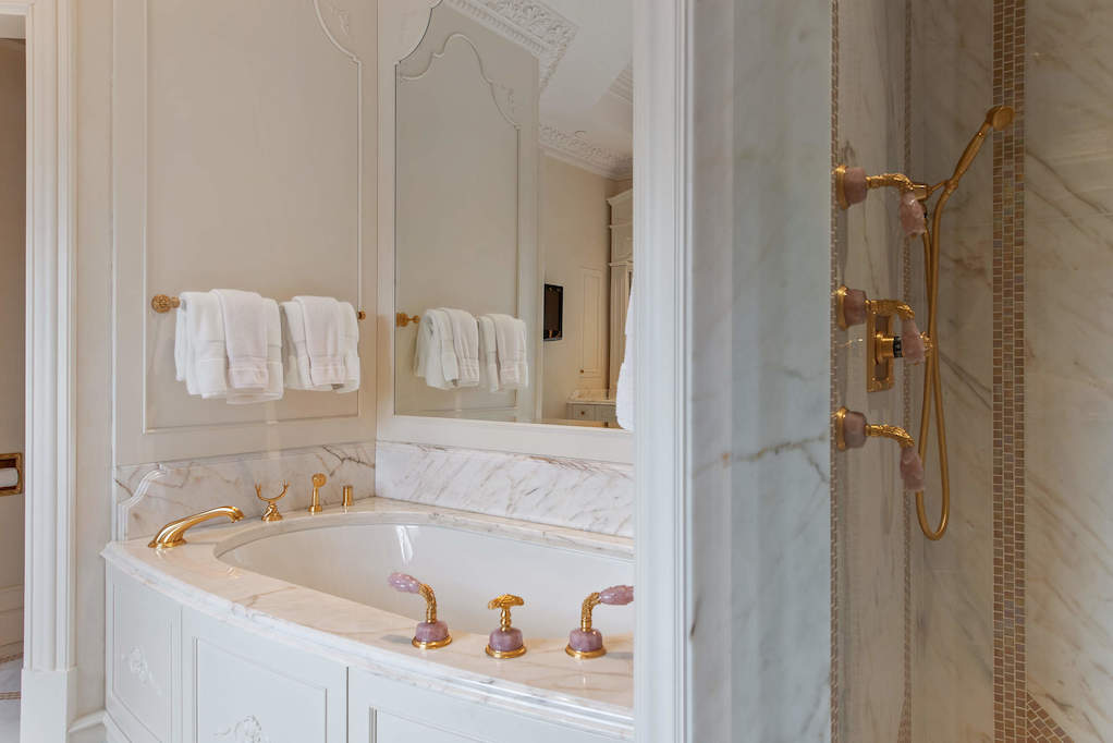68 Locust Road Winnetka, Illinois 60093 - 2nd Bathroom