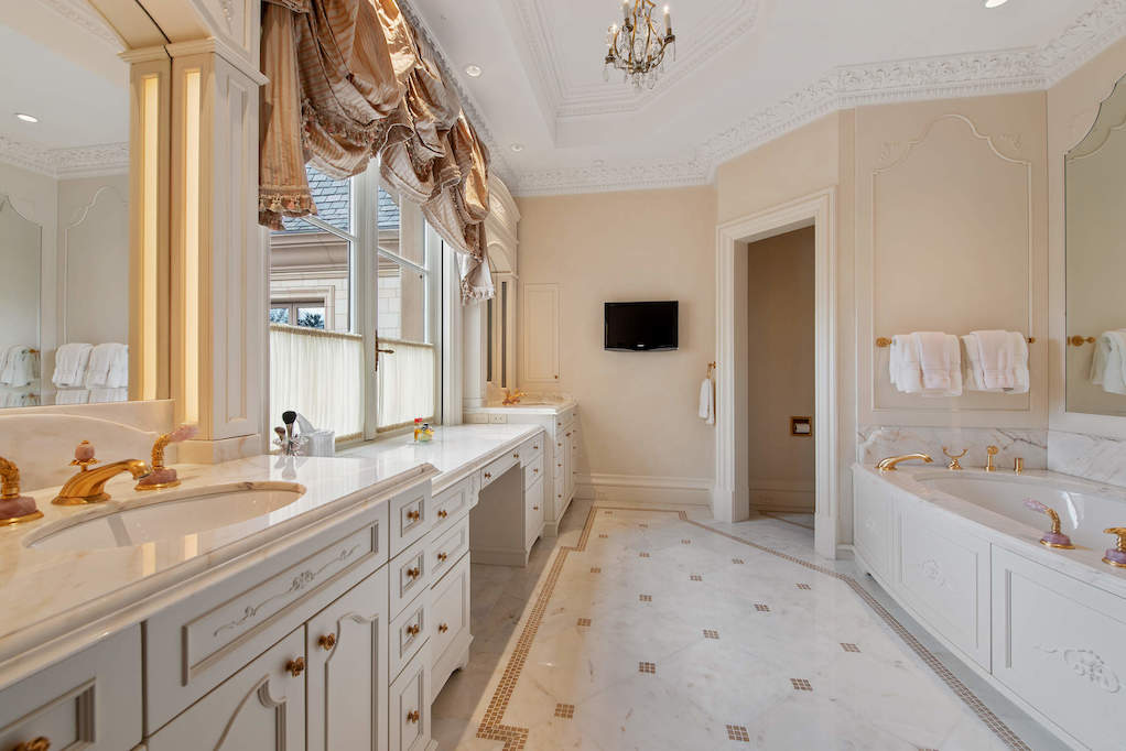 68 Locust Road Winnetka, Illinois 60093 - 2nd Bathroom