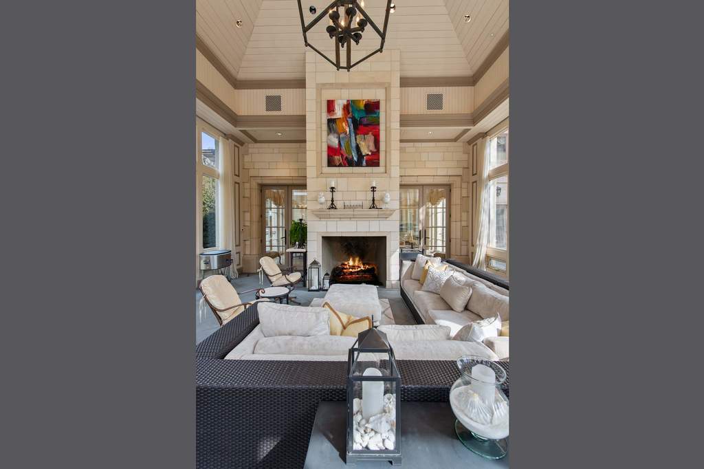 68 Locust Road Winnetka, Illinois 60093 - Sun Room