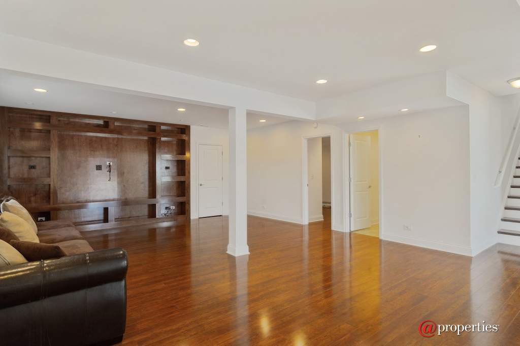 1361 Grantham Drive Schaumburg, Illinois 60193 - Lower Level