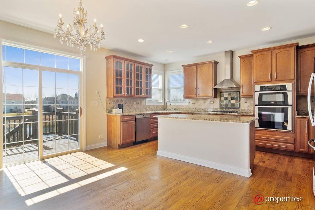 1361 Grantham Drive Schaumburg, Illinois 60193 - Kitchen / Breakfast Room