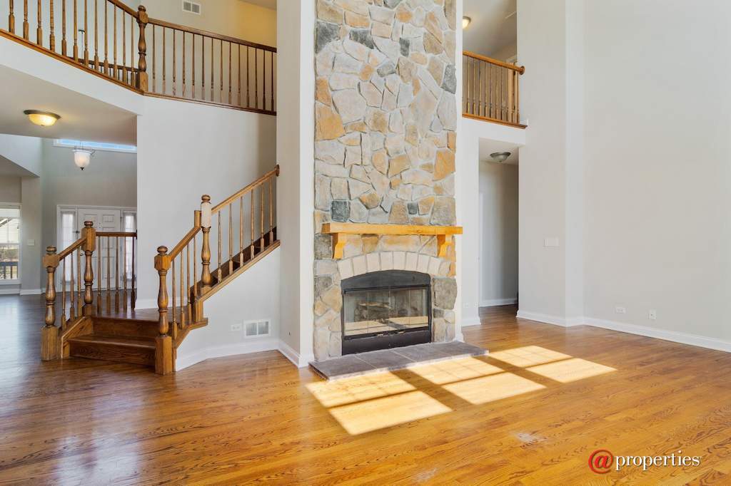 1361 Grantham Drive Schaumburg, Illinois 60193 - Family Room