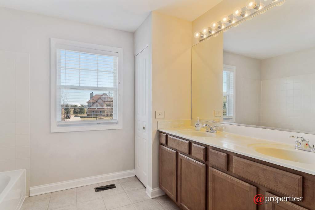 1361 Grantham Drive Schaumburg, Illinois 60193 - Hall Bathroom