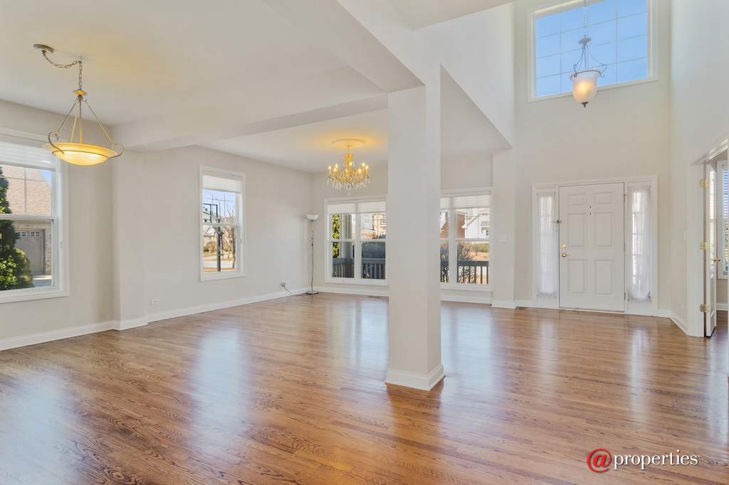 1361 Grantham Drive Schaumburg, Illinois 60193 - Living Room / Dining Room