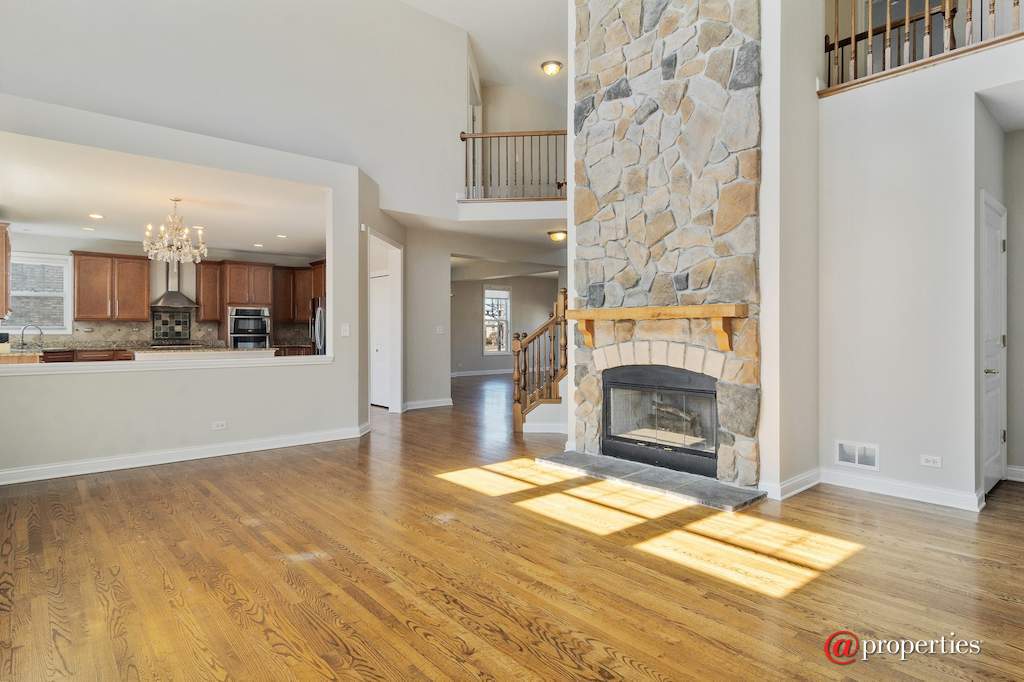 1361 Grantham Drive Schaumburg, Illinois 60193 - Family Room / Kitchen