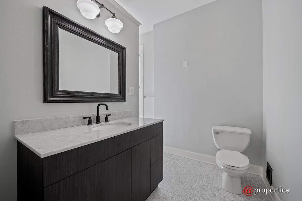 5408 S Kimbark Avenue Chicago, Illinois 60615 - Bathroom