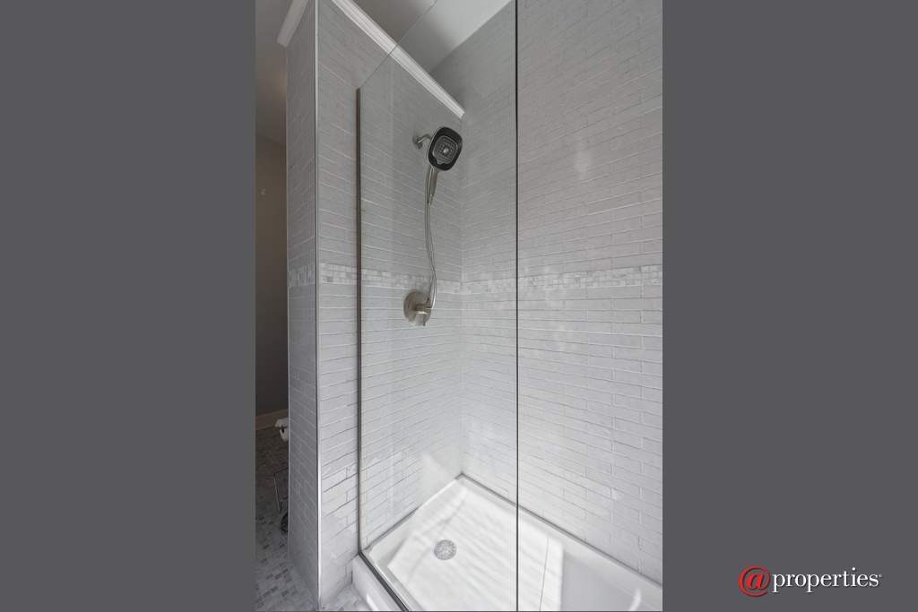 5408 S Kimbark Avenue Chicago, Illinois 60615 - Bathroom
