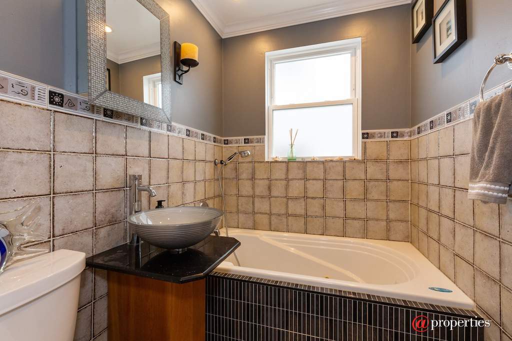 5015 N Meade Avenue Chicago, Illinois 60630 - Bathroom