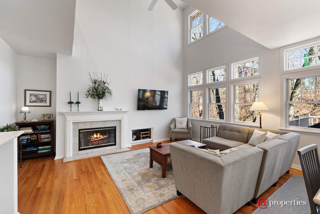 18460 Dunecrest Drive #16 New Buffalo, Michigan 49117 - Living Room