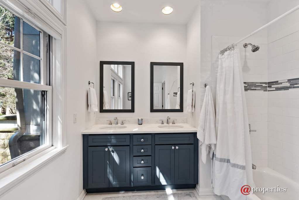 18460 Dunecrest Drive #16 New Buffalo, Michigan 49117 - Master Bathroom