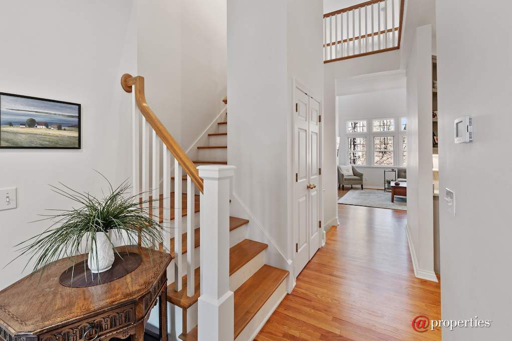 18460 Dunecrest Drive #16 New Buffalo, Michigan 49117 - Foyer