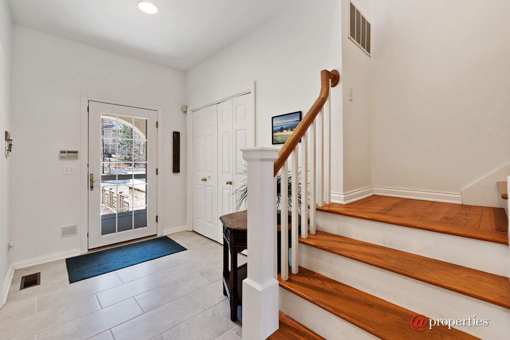 18460 Dunecrest Drive #16 New Buffalo, Michigan 49117 - Foyer