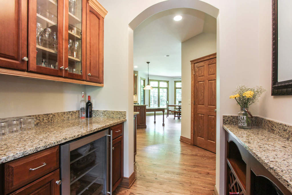 2 Saddle Ridge Court Hawthorn Woods, Illinois 60047 - Butler's pantry