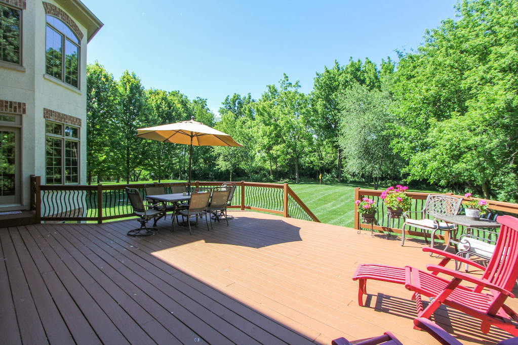 2 Saddle Ridge Court Hawthorn Woods, Illinois 60047 - Deck
