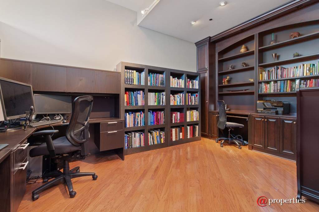 333 N Canal Street #3101 Chicago, Illinois 60606 - Den / Office