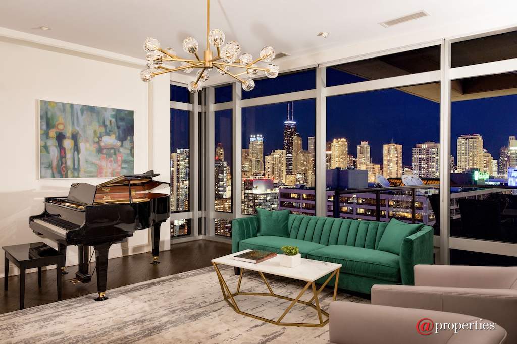 333 N Canal Street #3101 Chicago, Illinois 60606 - Living Room Evening View